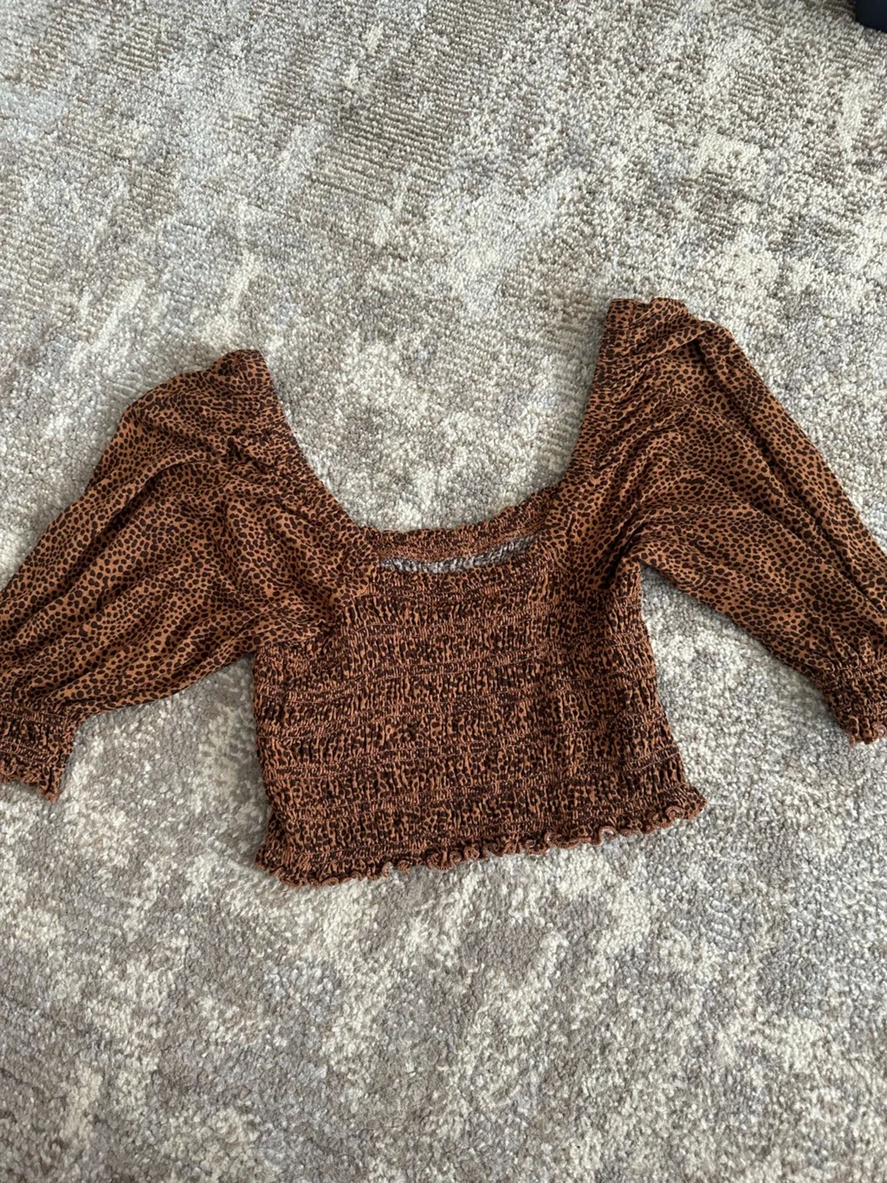 Urban Outfitters Brown Leopard Smocked Puff-Sleeve Crop Top - Picture 4 of 5